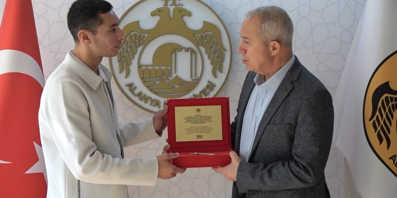 2024 Dünya Superbike Dünya Şampiyonu Razgatlıoğlu’na Alanya’da Şehrin Anahtarı Verildi