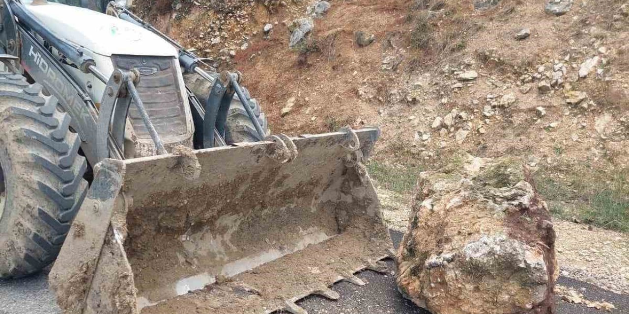 Tarsus’ta Yola Düşen Kayaları Belediye Kaldırdı