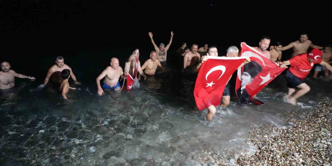 2025’i Denizde Karşıladılar: "deniz Çok Sıcak, Terledik”