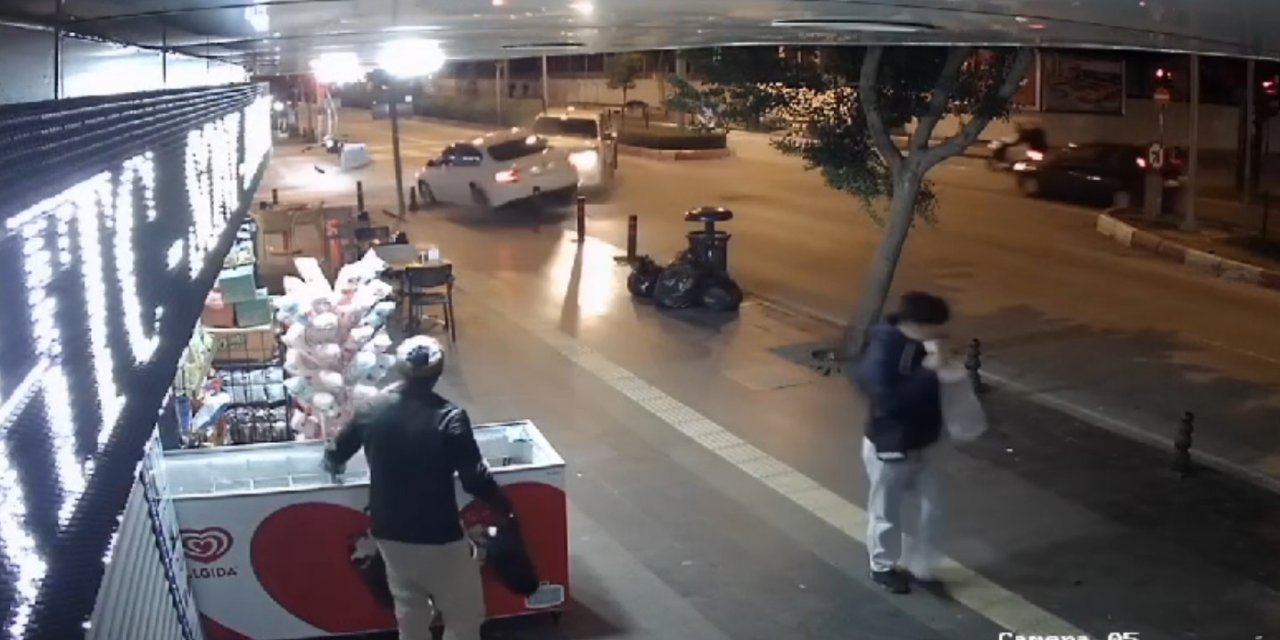 Kamyonetin Çarptığı Otomobili İş Yerine Girmekten Demir Dubalar Kurtardı