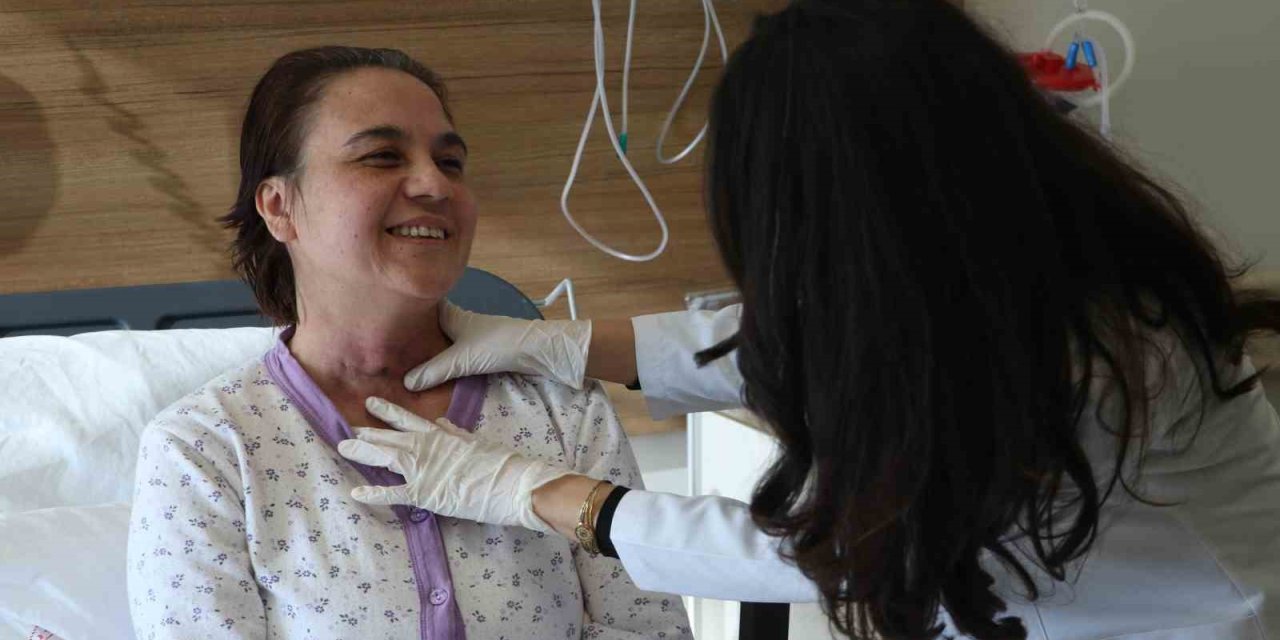 Sesini Kaybeden 2 Kız Annesi, Geçirdiği Operasyonla Eskisi Gibi Konuşabilmeye Başladı