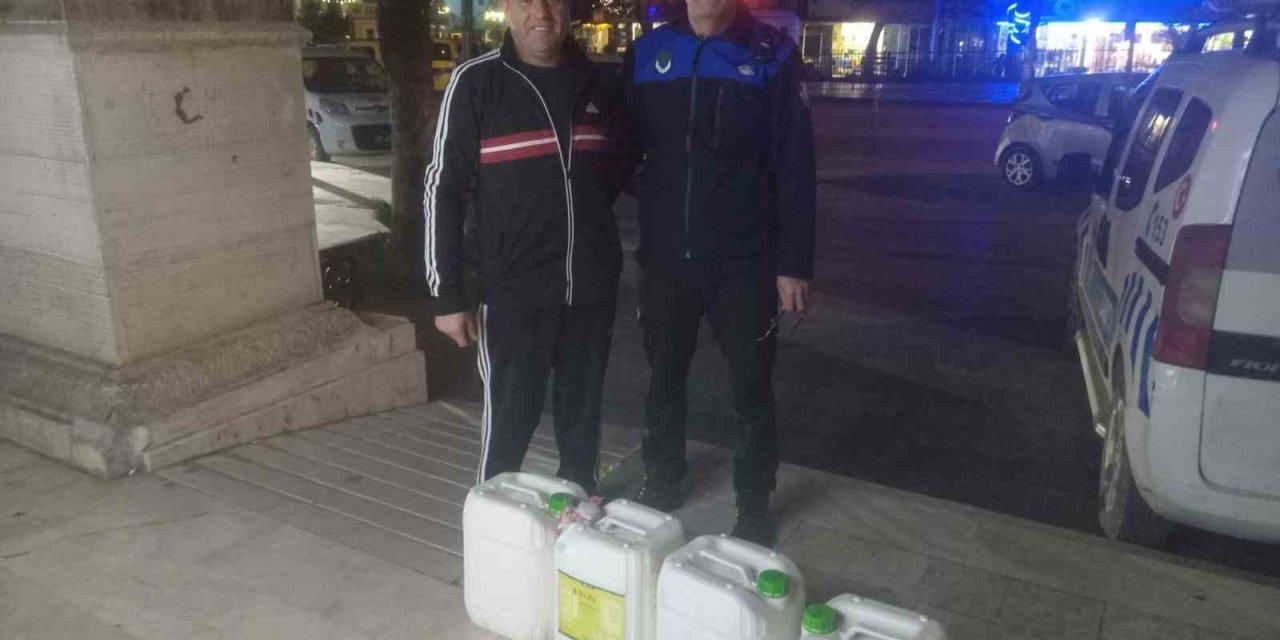 Kamyonetten Düşen Sıvı Gübre Bidonları Sahibine Teslim Edildi