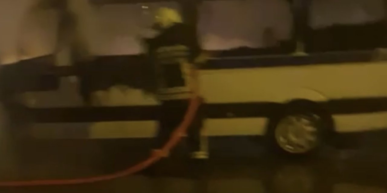 Tarsus’ta Seyir Halindeki Servis Aracı Yandı