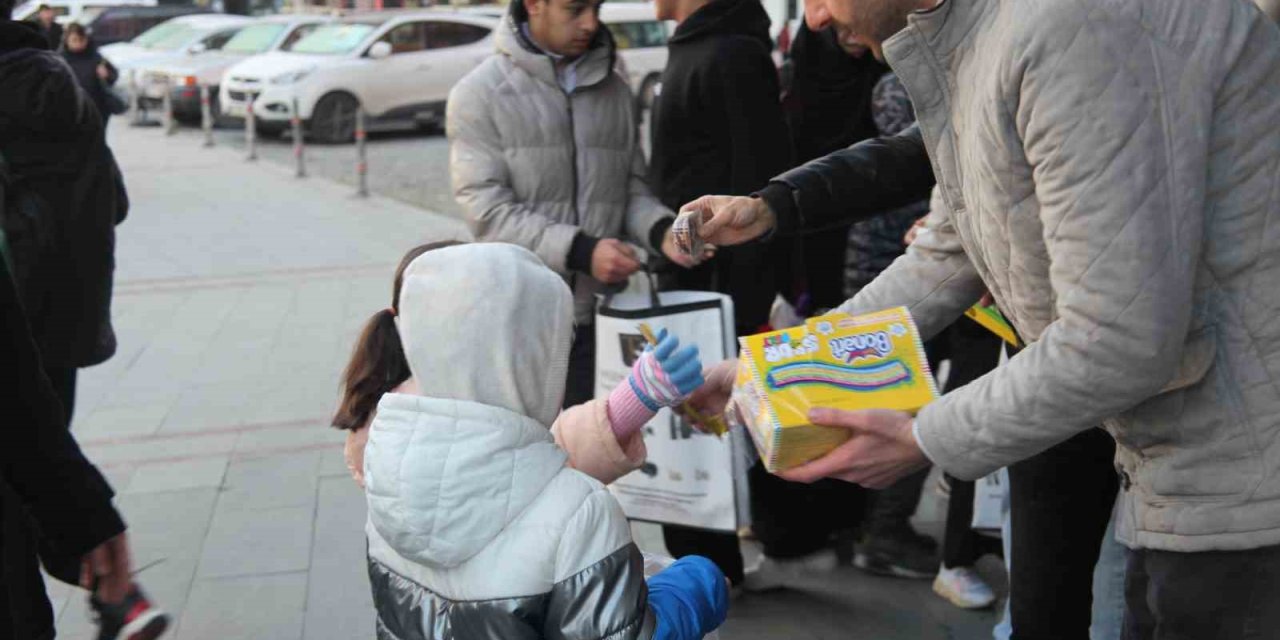 Sabah Erkenden Sokağa Çıkan Çocuklar "şivlilik" Diyerek Hediyeleri Topladı