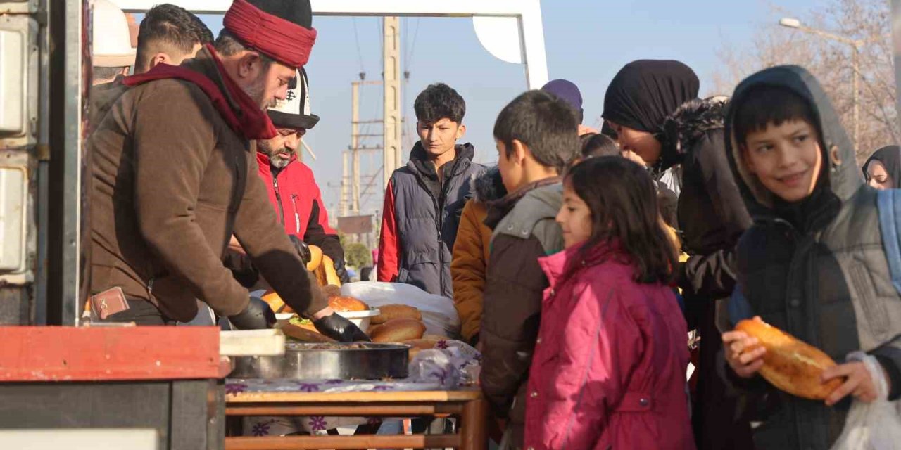 "şivlilik" Diye Gelen Çocuklara Döner Ve Ekmek Arası Kavurma İkram Ettiler