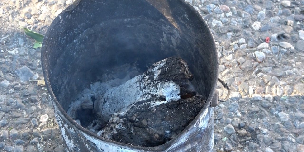 Isınmak İçin Yaktıkları Kova Bomba Gibi Patladı, Korku Dolu Anlar Güvenlik Kamerasına Yansıdı
