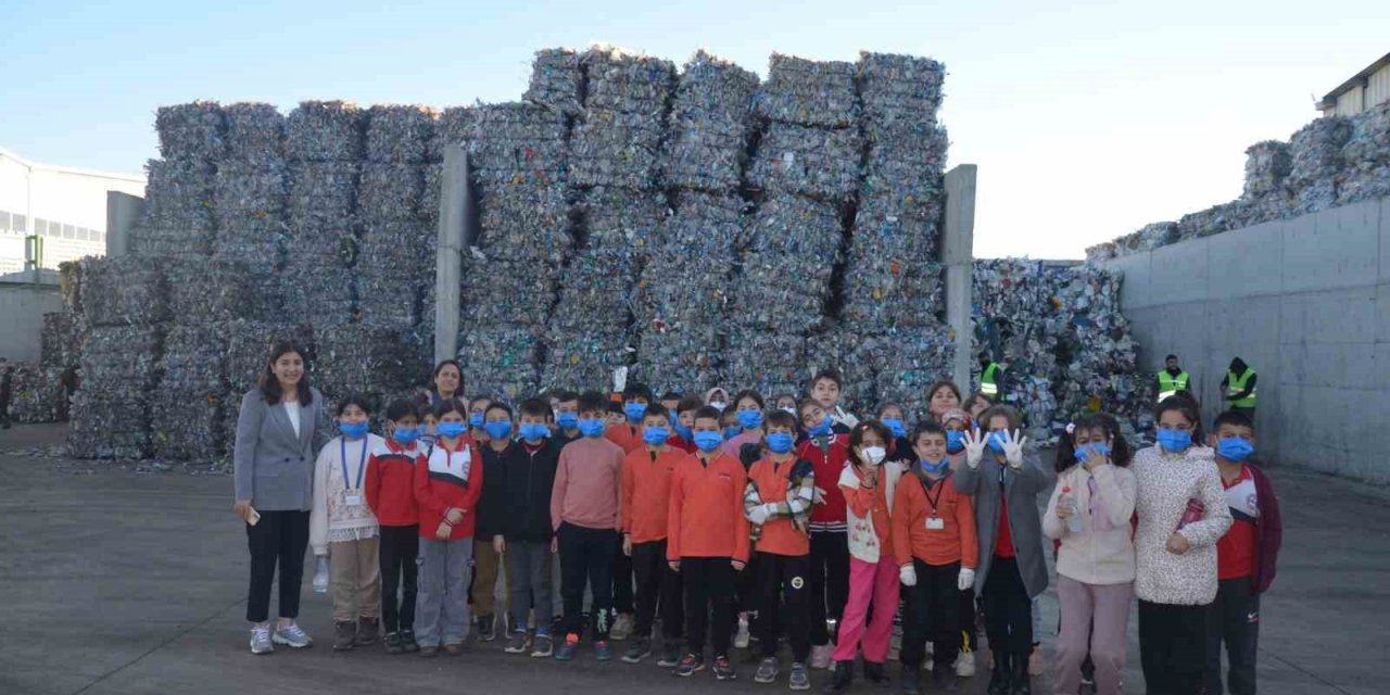 Geri Dönüşüm Tesisinde Atıkların Ayrıştırılma Sürecini Gözlemlediler