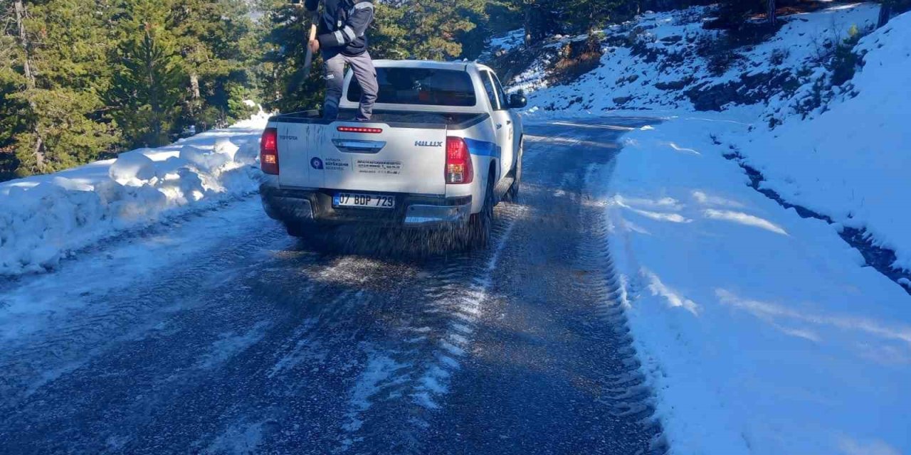 Alanya Taşatan Yolunda Tuzlama Çalışması