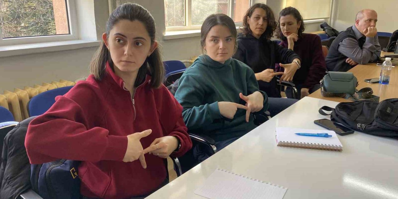 İşaret Dili Eğitimi İle İşitme Engelli Bireyler İle Daha İyi İletişim Kuracaklar