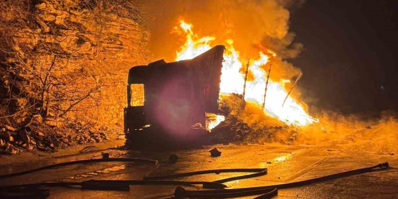 Tekstil Ürünü Yüklü Tır Alev Aldı