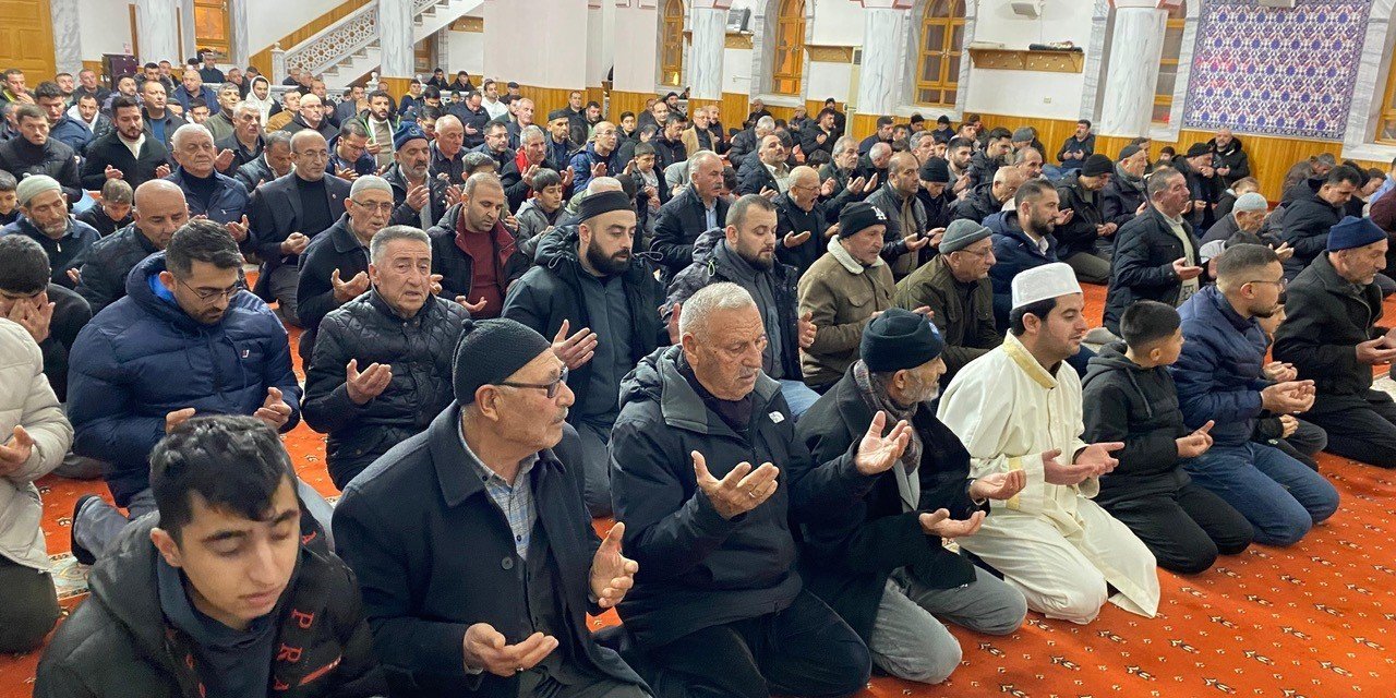 Kulu’da Regaib Kandili’nde Vatandaşlar Camilere Akın Etti