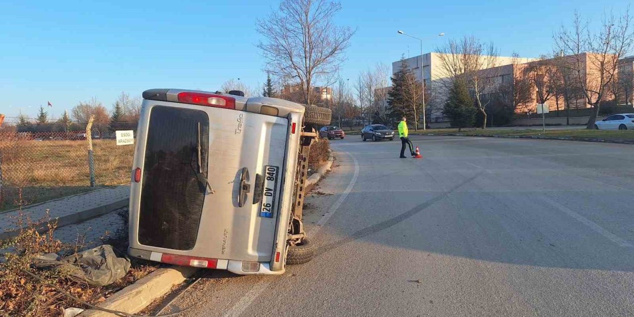 Kontrolden Çıkan Minibüs Devrildi