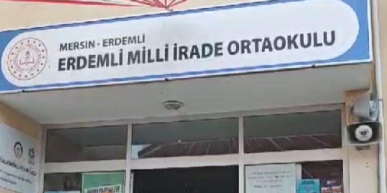Öğrenciler Okulda Ferdi Tayfur Şarkısıyla Karşılandı