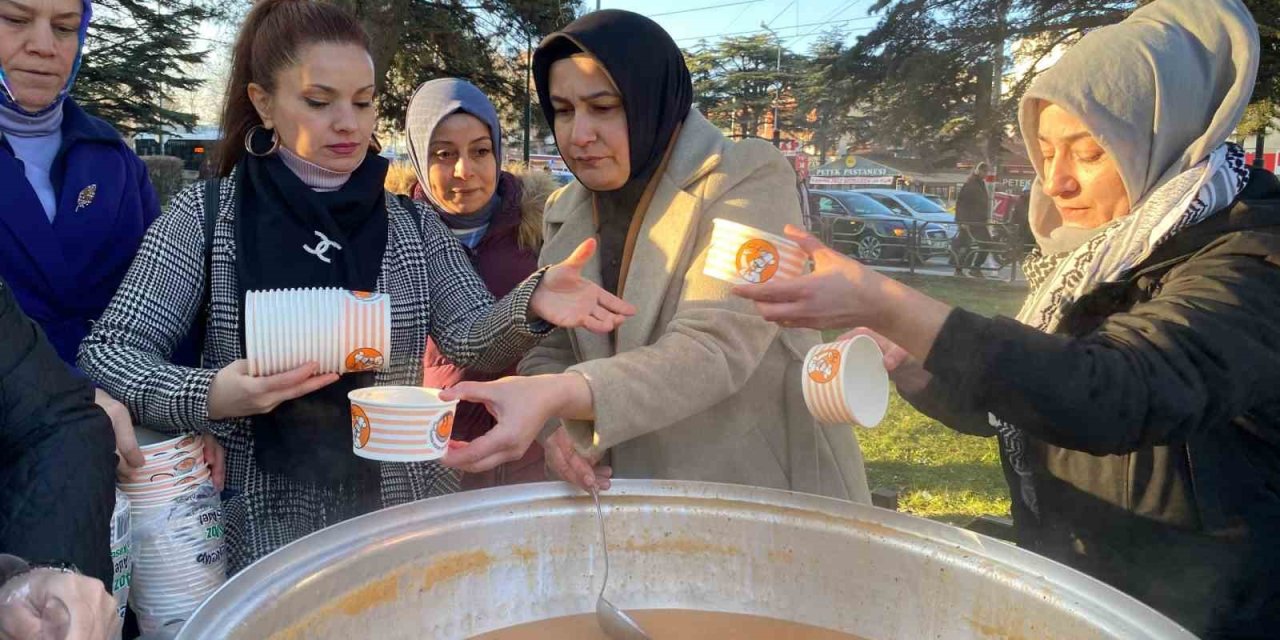 Eskişehir’de Dağıtılan Sıcak Çorbalara Yoğun İlgi