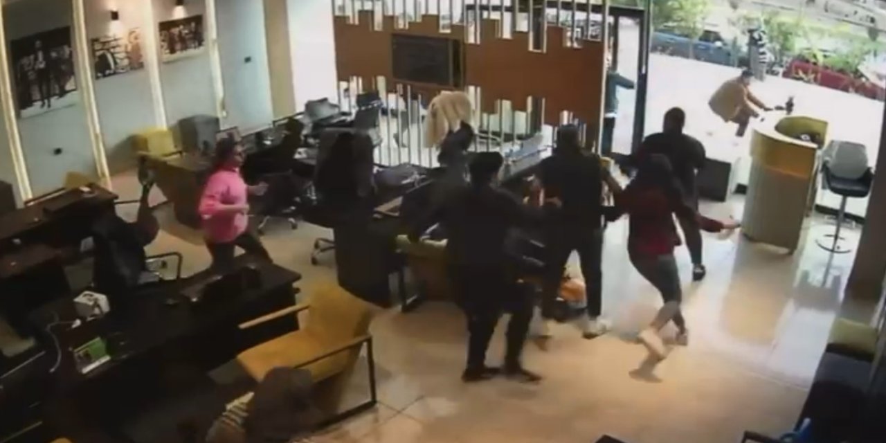 Depremdeki Panik Anları Kamerada: Bir Anda Sokağa Kendilerini Attılar