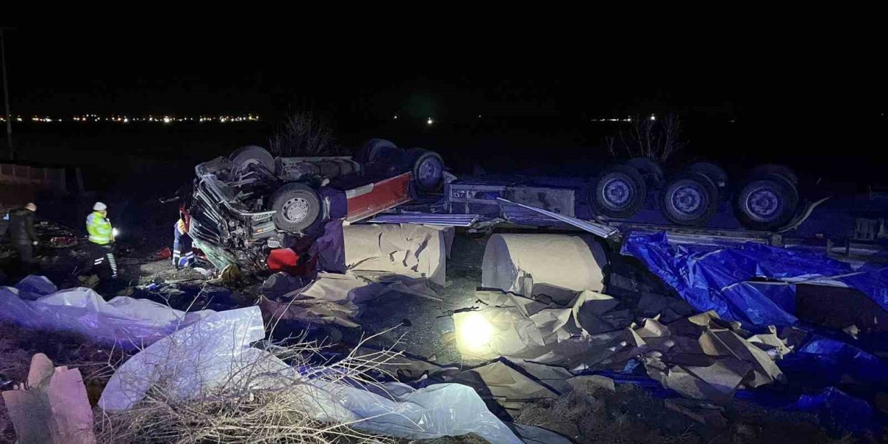 Konya’da Tır Devrildi, Sürücü Hayatını Kaybetti