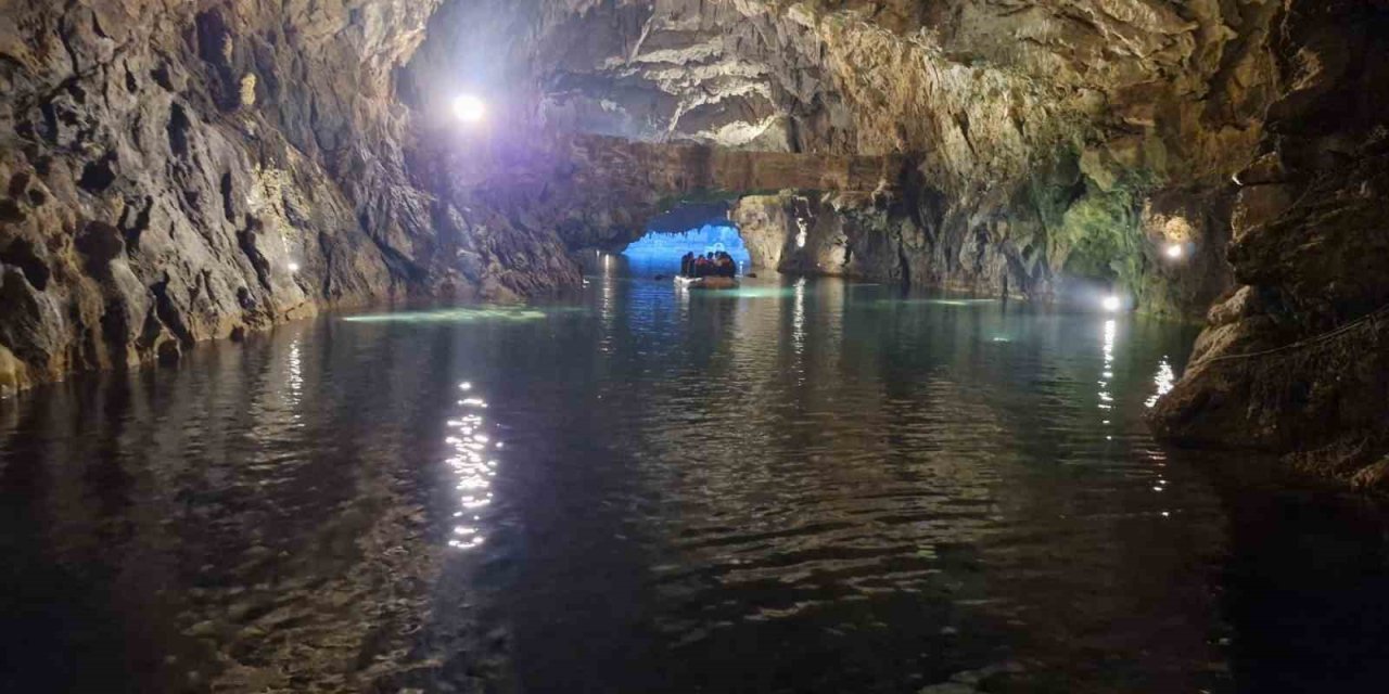 Kahverengiye Bürünen Su Turkuaz Rengine Döndü, Dünyaca Ünlü Altınbeşik Mağarası Yeniden Ziyarete Açıldı