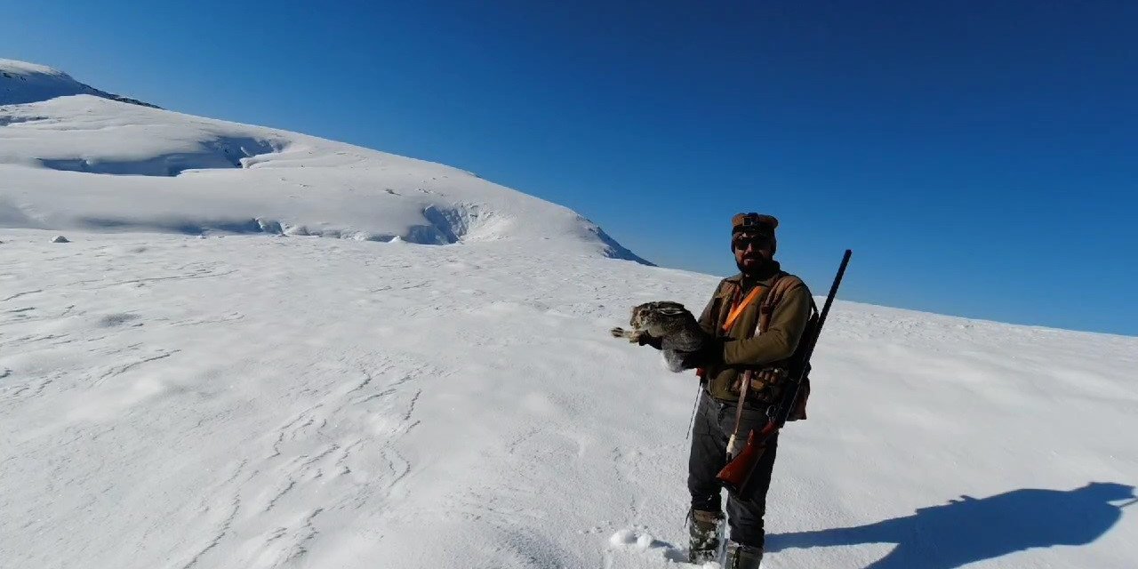Avcılar Elleriyle Yakaladığı Tavşanı Farkındalık İçin Doğaya Geri Bıraktı