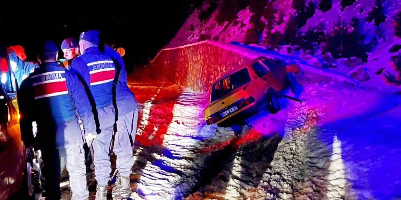 Otomobil Duvara Çarptı, Sürücü Yaralandı