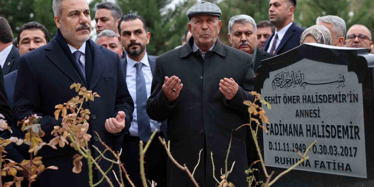 Bakan Fidan, Şehit Astsubay Ömer Halisdemir’in Kabrini Ziyaret Etti