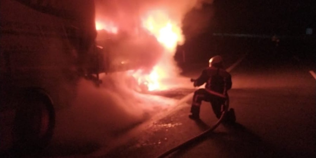Tarsus’ta Tır Dorsesi Yandı