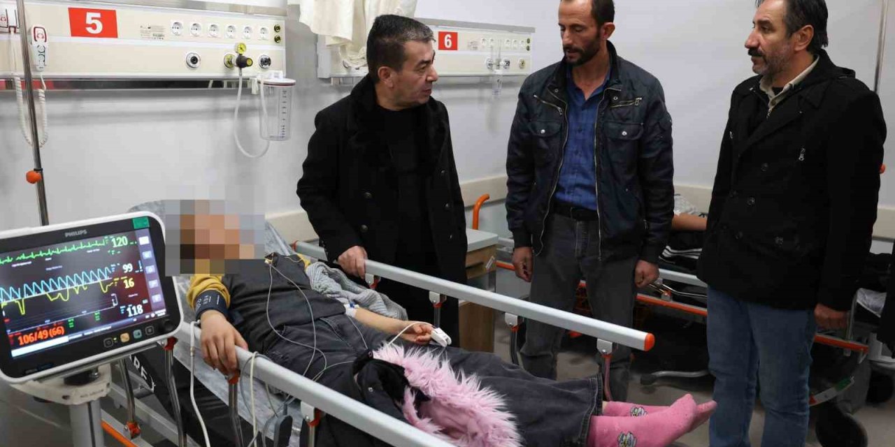 Öğrenci Servisi İle Otomobil Çarpıştı: 10 Yaralı