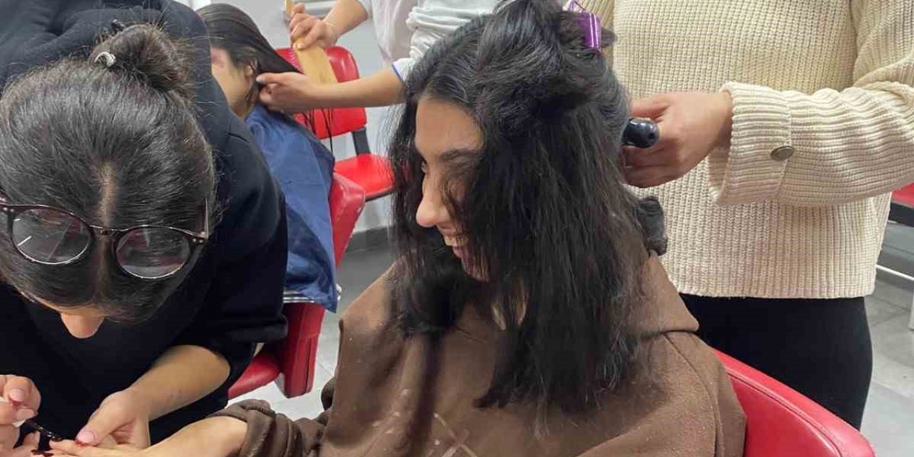 Liseli Kızlar Özel Eğitim Öğrencilerinin Saç Ve Tırnak Bakımını Yaptı