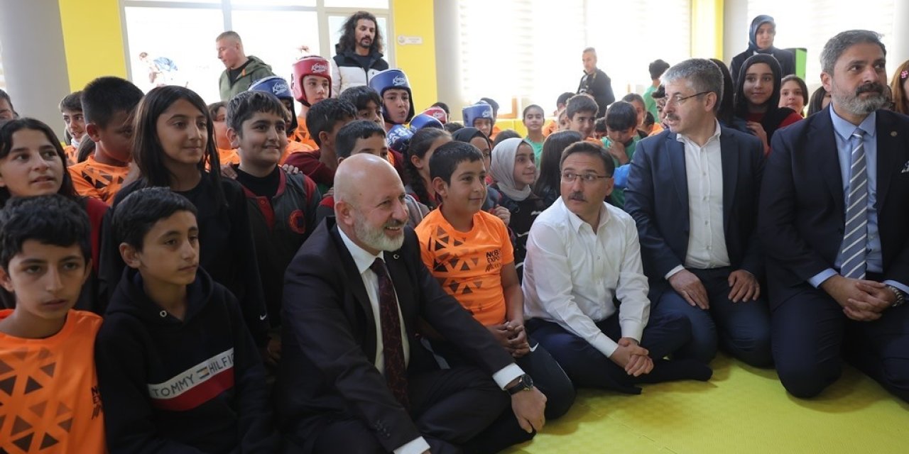 Başkan Çolakbayrakdar’dan Boztepe’ye Voleybol Ve Halı Saha Müjdesi