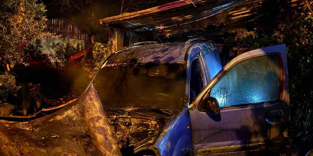 Motor Bölümünde Yangın Çıkan Otomobil Kullanılamaz Hale Geldi