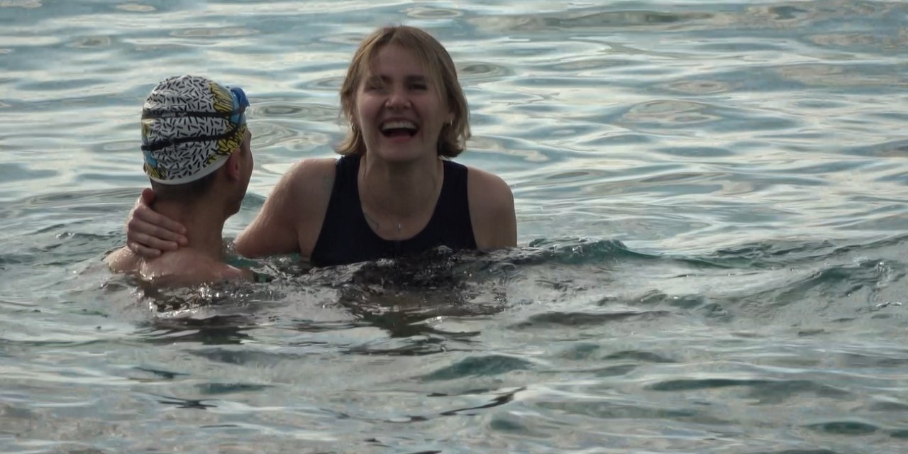 Alanya’da Turistler Sıcak Havanın Keyfini Plajda Çıkardı