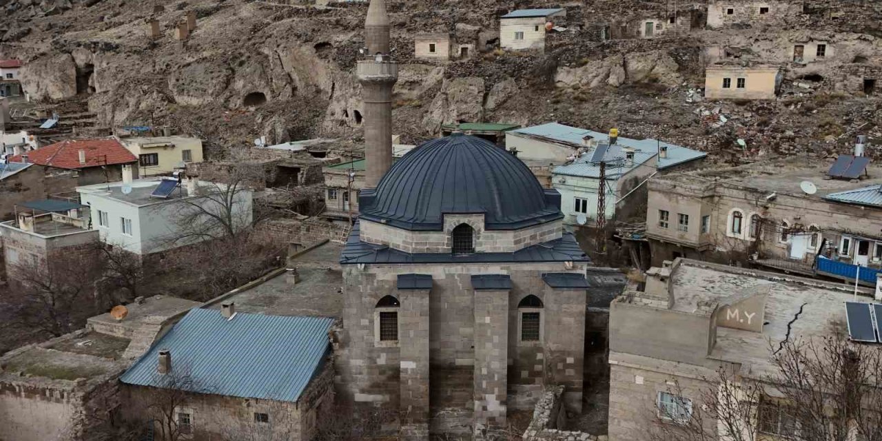 571 Yıllık Cami Dimdik Ayakta