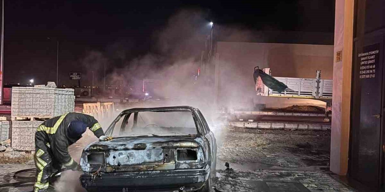 Tamir İçin Bırakılan Otomobil Alev Alev Yandı