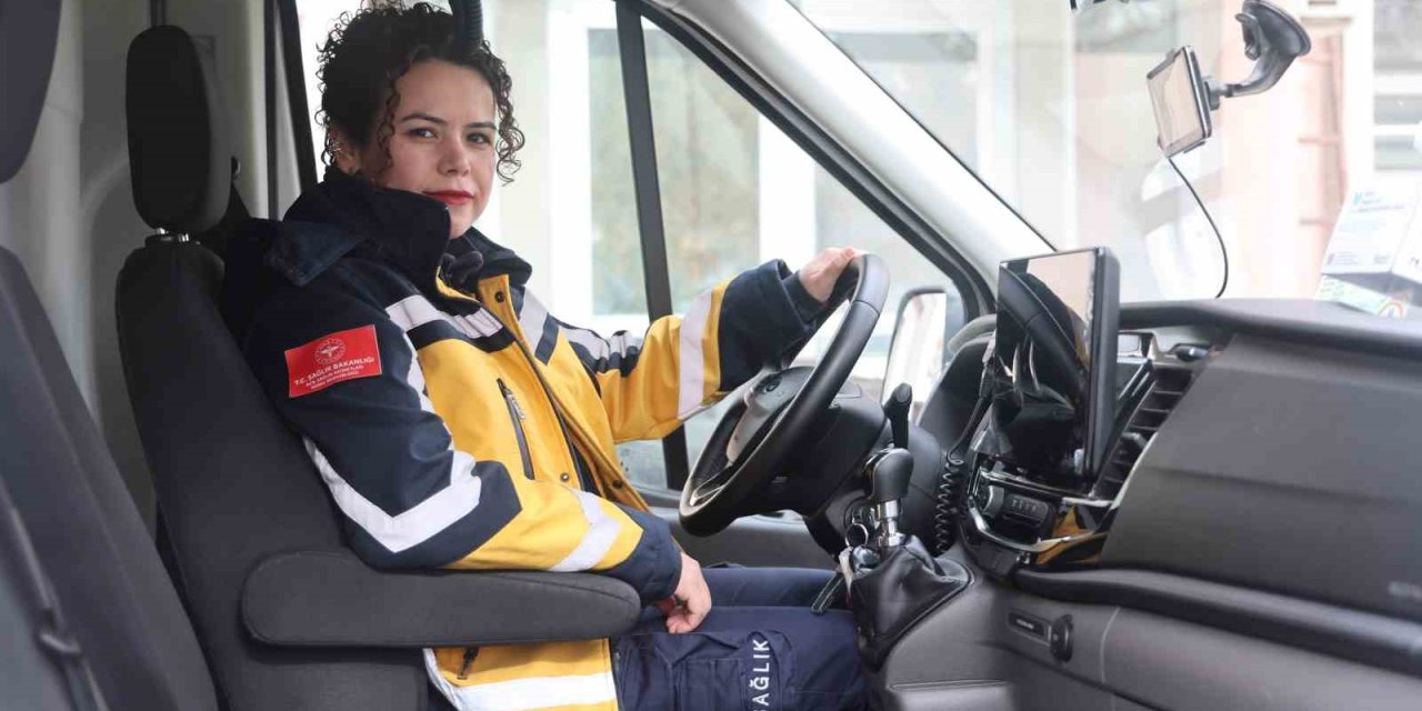 Kadın Ambulans Şoförü Hayat Kurtarmak İçin Zamanla Yarışıyor