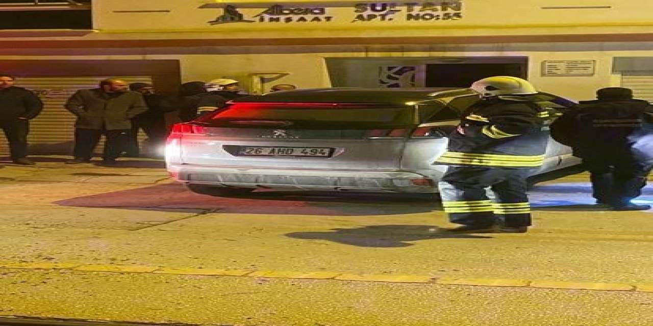 Kontrolden Çıkan Cip, Apartman Duvarına Çarparak Durabildi