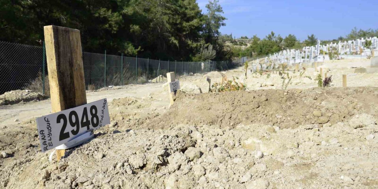 Mersin’de Zehirlenme Sonucu Ölen 3 Kardeşten İkisi Toprağa Verildi