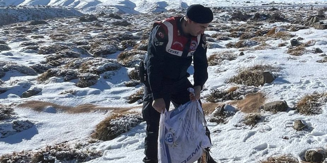 Jandarma Ekipleri Yaban Ve Sokak Hayvanları İçin Dağlarda