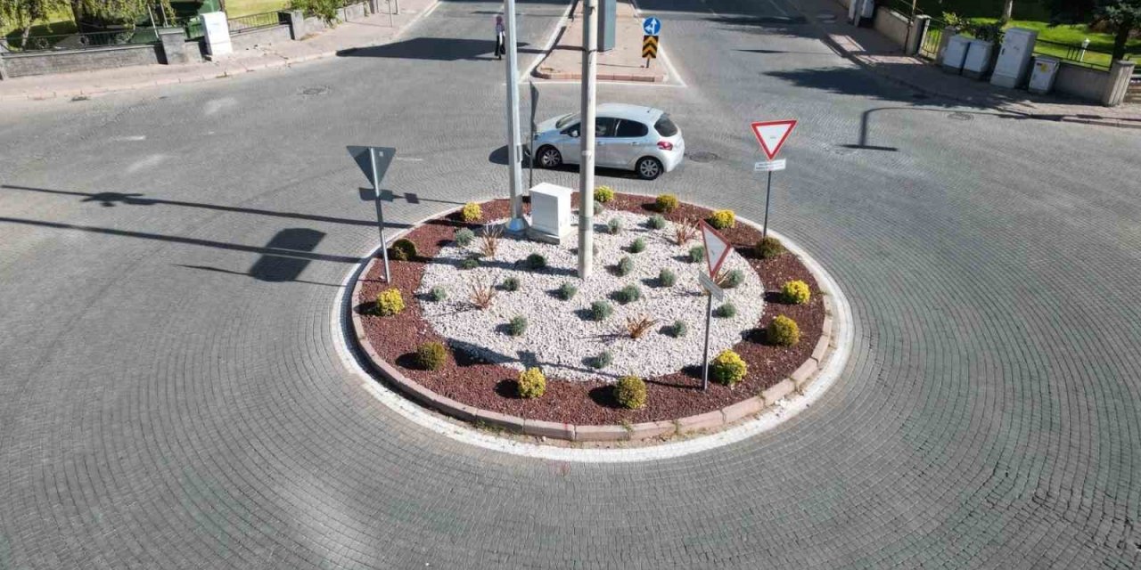 Melikgazi’de Kuru Peyzaj İle İlçe Renklenirken Tasarruf Da Sağlanıyor