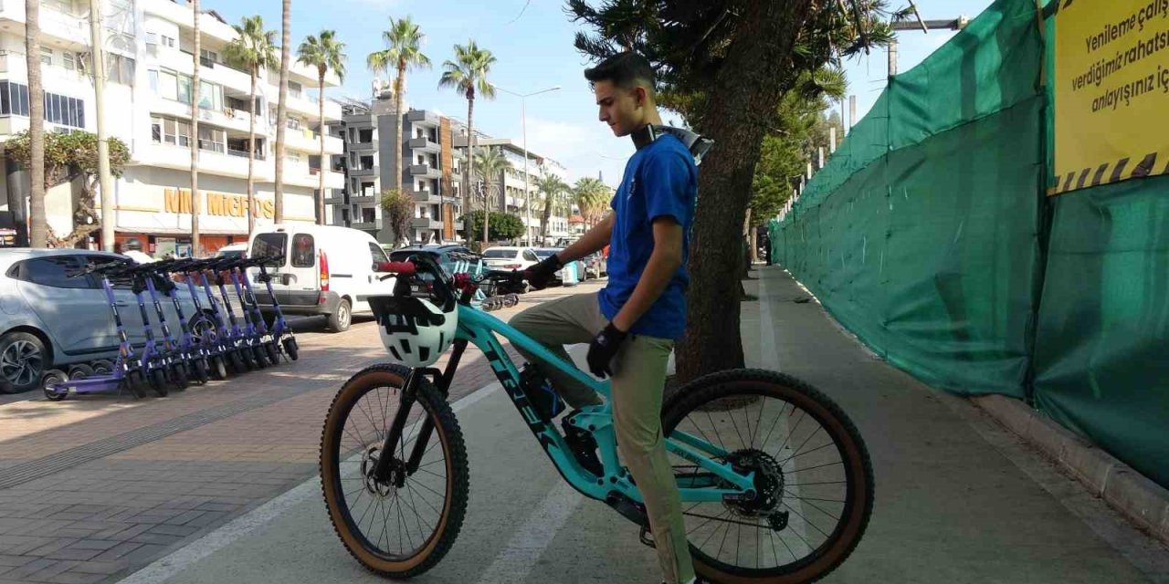 Bisiklet Yolunda İlerleyen Genç, Yoluna Gire Yayaya ’burası Ne Yolu’ Diye Sorunca Olanlar Oldu