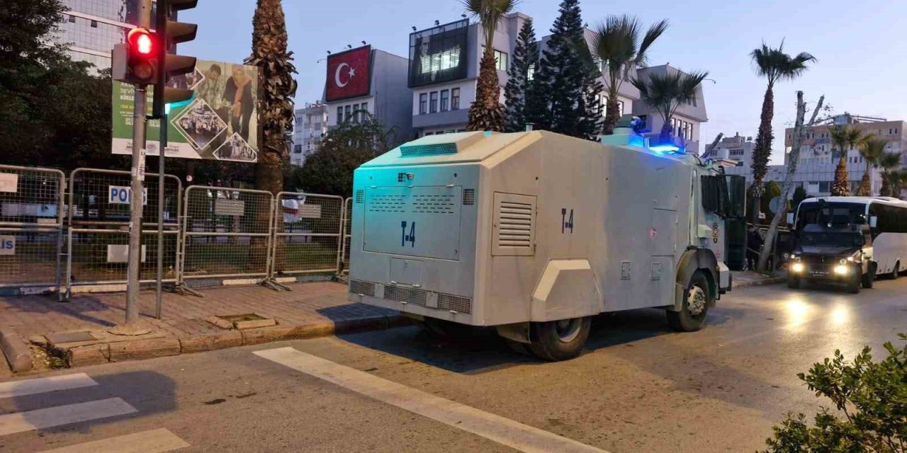 Mersin'de Akdeniz Belediye Başkanı ve Meclis Üyelerine Gözaltı Operasyonu