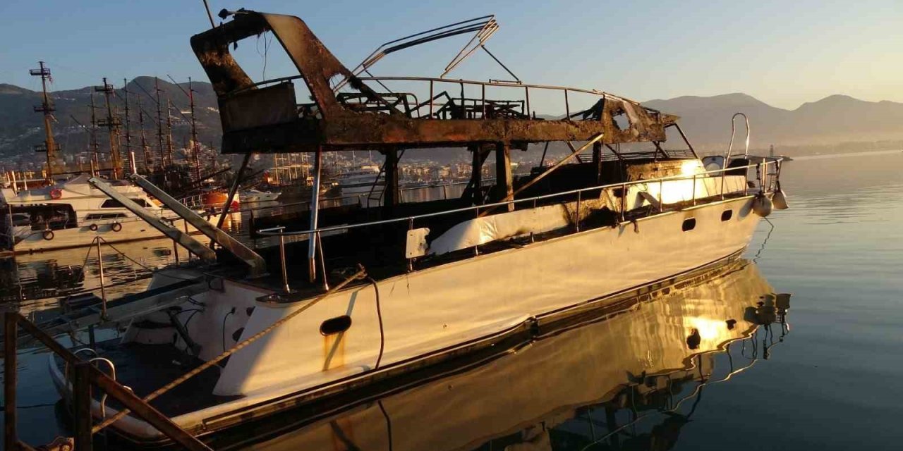 Alanya’da Teknede Çıkan Yangının Boyutu Gün Ağarınca Ortaya Çıktı
