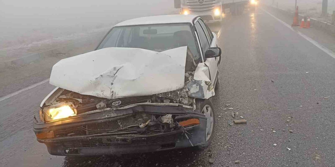 Otomobil Kamyonete Arkadan Çarptı: 1 Yaralı