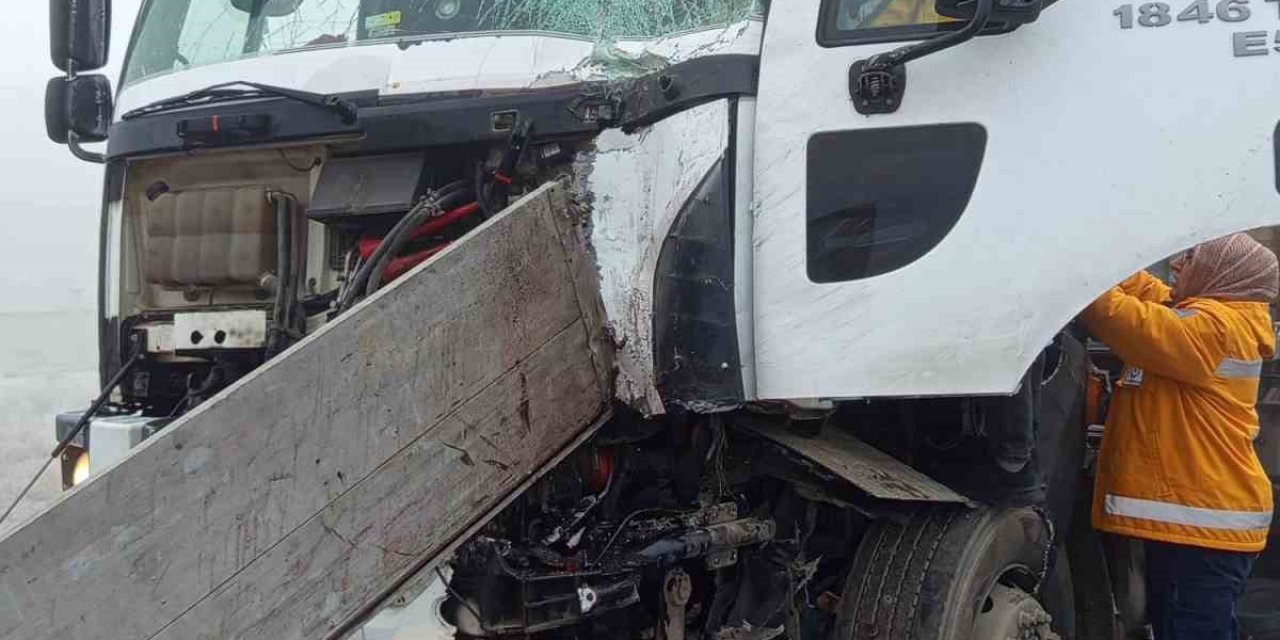 Kırmızı Işıkta Bekleyen Tırın Dorsesine Tır Çarptı: 1 Yaralı