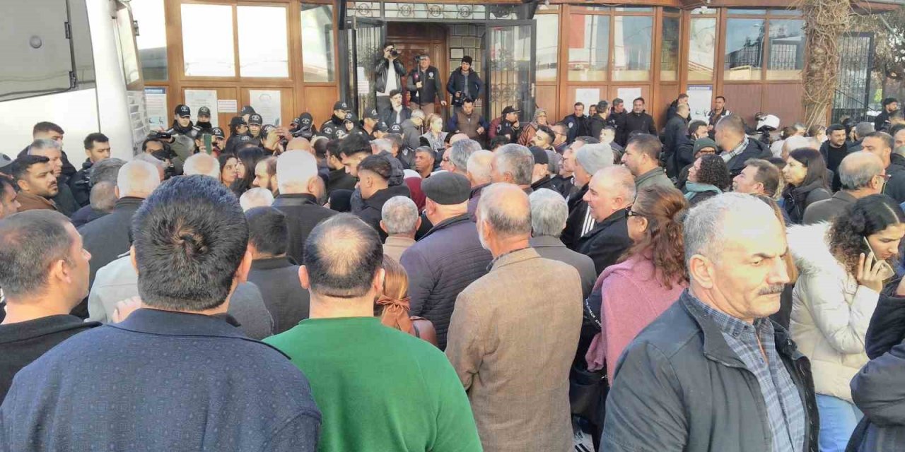 Akdeniz Belediyesi Önünde Gerginlik