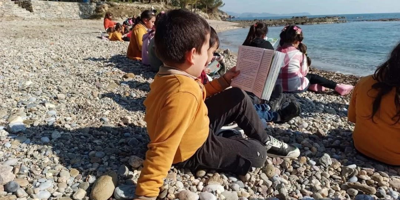 Bozyazı’da Öğrenciler Sahilde Kitap Okudu