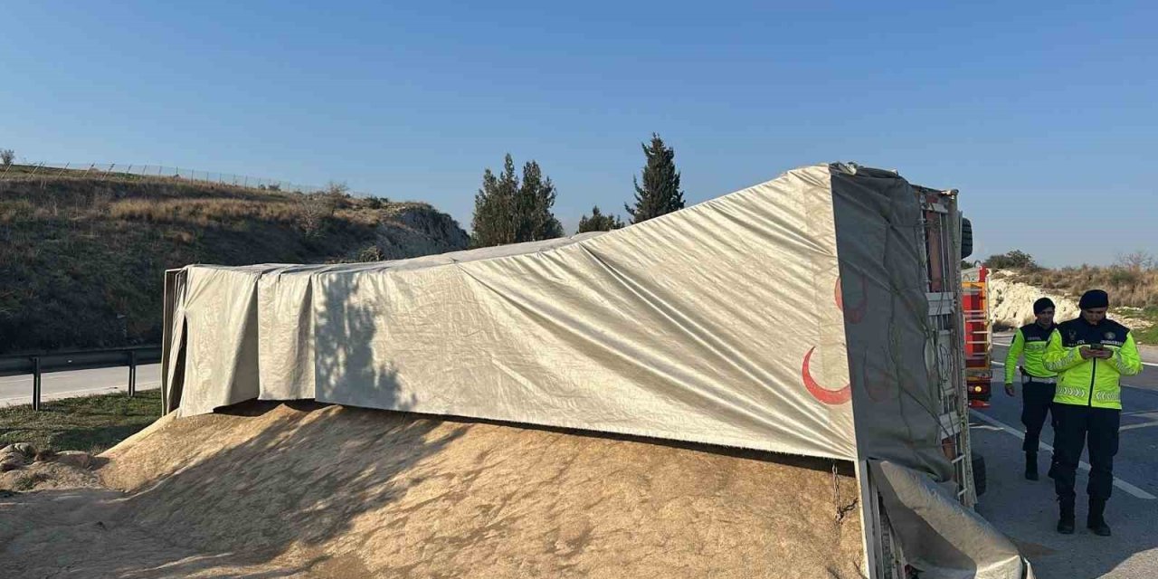 Tarsus’ta Yem Yüklü Tır Kaza Yaptı: 1 Yaralı
