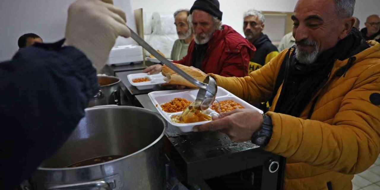 Sokakta Kalan Evsizleri Büyükşehir Kucakladı