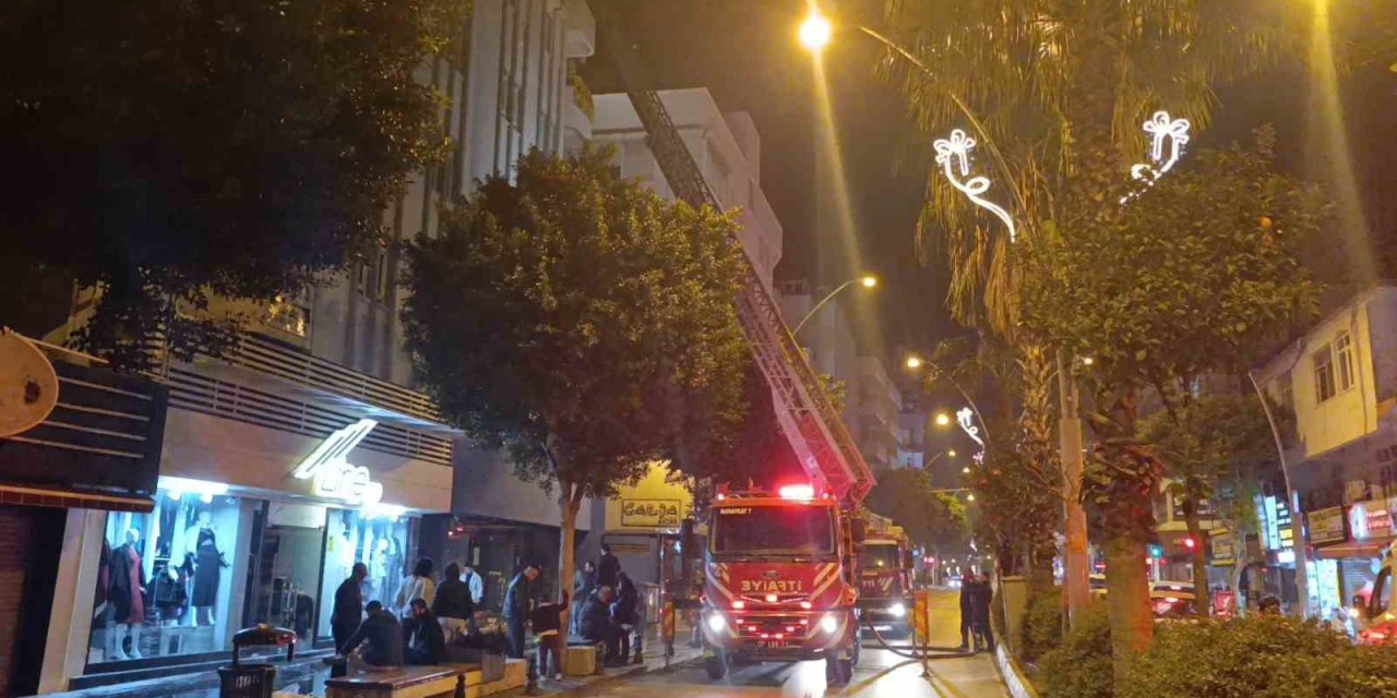 Apartman Çatısındaki Yangın Paniğe Neden Oldu