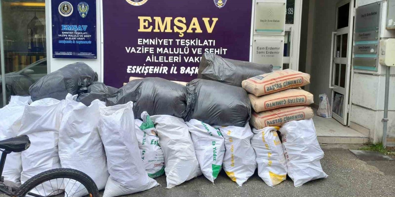 Kaldırıma Bırakılan İnşaat Atıkları Tepkiye Neden Oldu