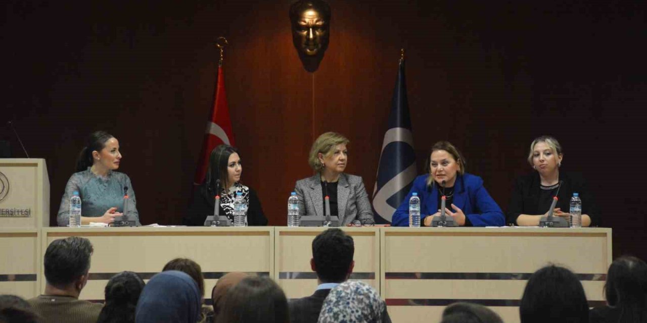 ’eczane Hizmetleri Programı Öğrencilerinin Sektör Buluşmaları’ Paneli Düzenlendi