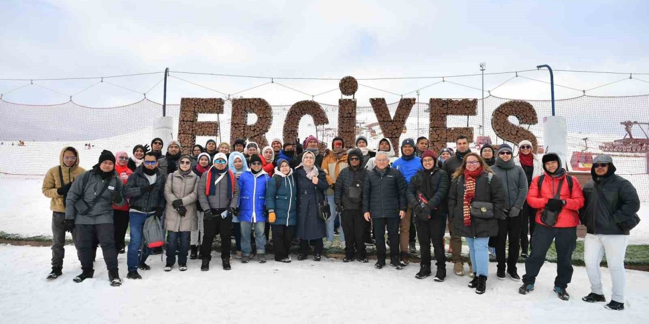 Başkan Büyükkılıç, Turistlerle Dolup Taşan Erciyes’i Ziyaret Etti